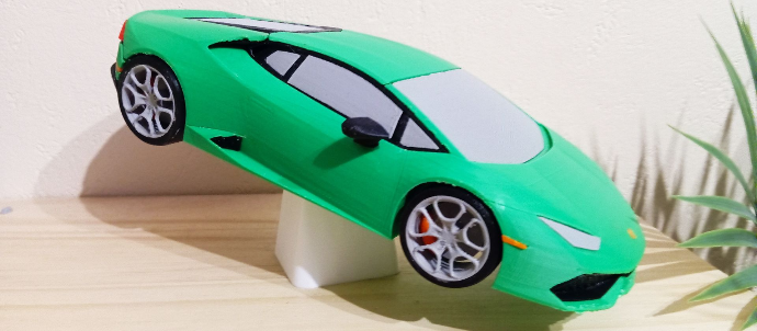 Image d'une impression 3D d'une voiture en multicolore